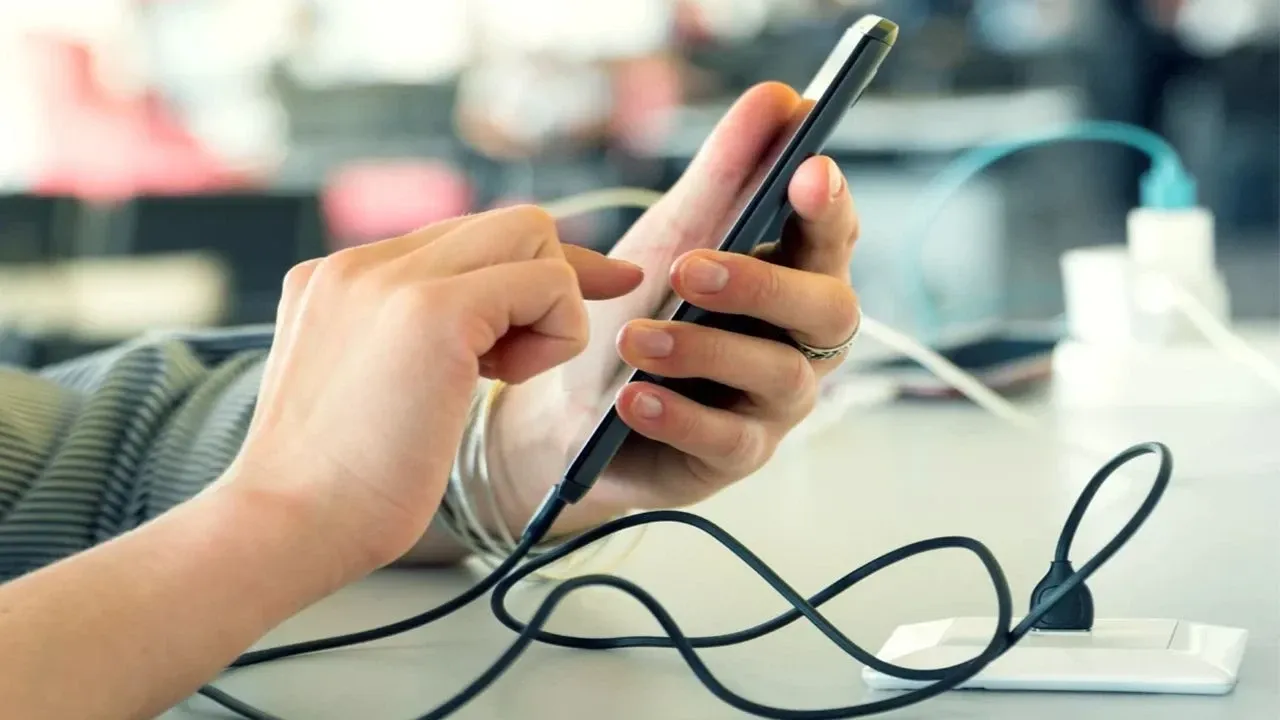 Şarjdayken telefonla oynamak zararlı mı? Meğerse gerçek çok farklıymış! - Resim: 5