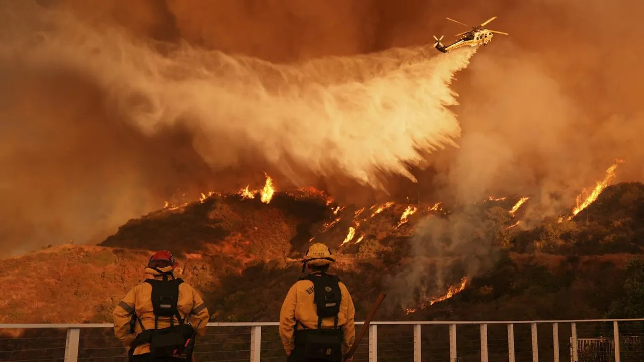 Hollywood’un kalbi Los Angeles alevler altında: Ortalık savaş alanına döndü!