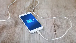 Şarjdayken telefonla oynamak zararlı mı? Meğerse gerçek çok farklıymış!